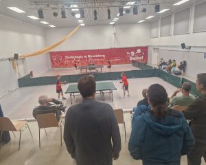 Faires Remis vor vollem Haus